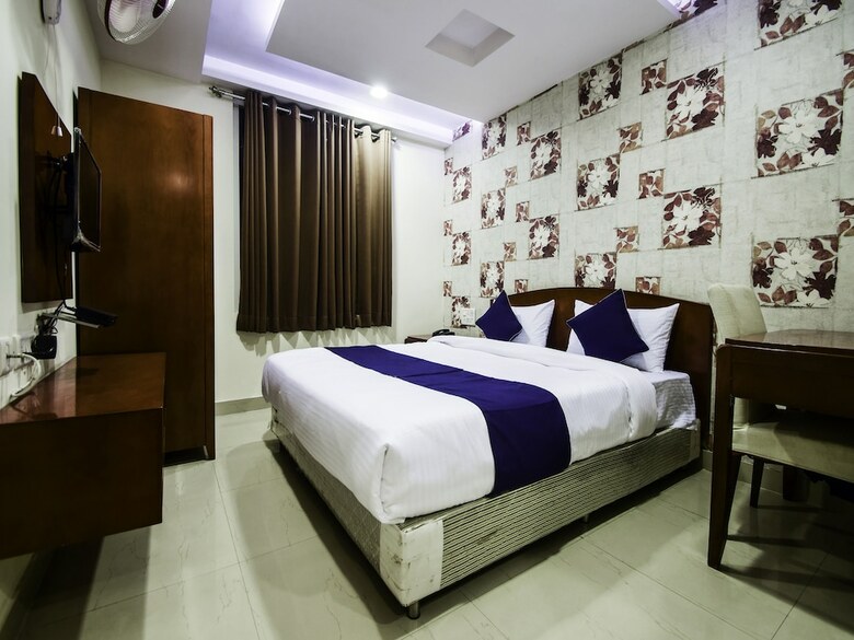 Hotel Oyo 24041 Silverkey Corp Residency