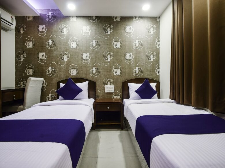 Hotel Oyo 24041 Silverkey Corp Residency
