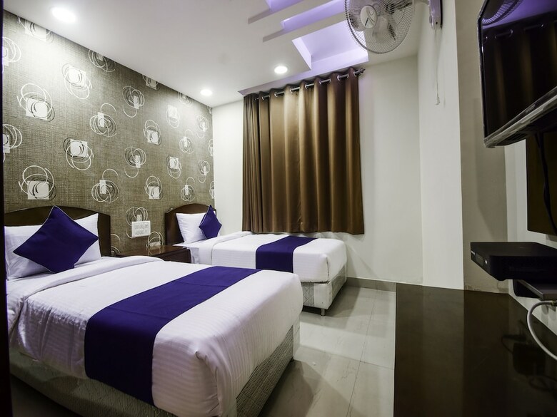 Hotel Oyo 24041 Silverkey Corp Residency