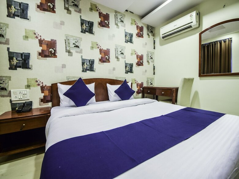 Hotel Oyo 24041 Silverkey Corp Residency