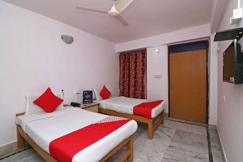 Hotel Oyo 18587 Alok House