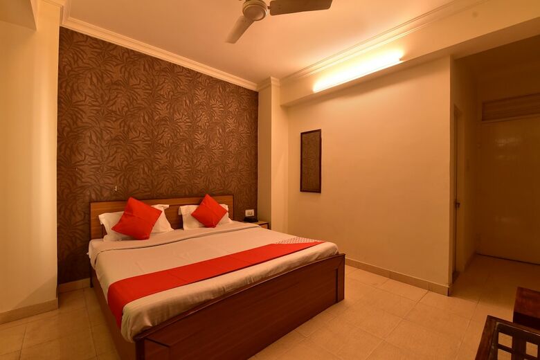 Hotel Oyo 22915 C M Regency