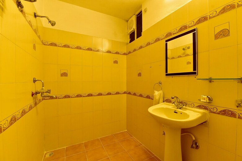 Hotel Oyo 22915 C M Regency
