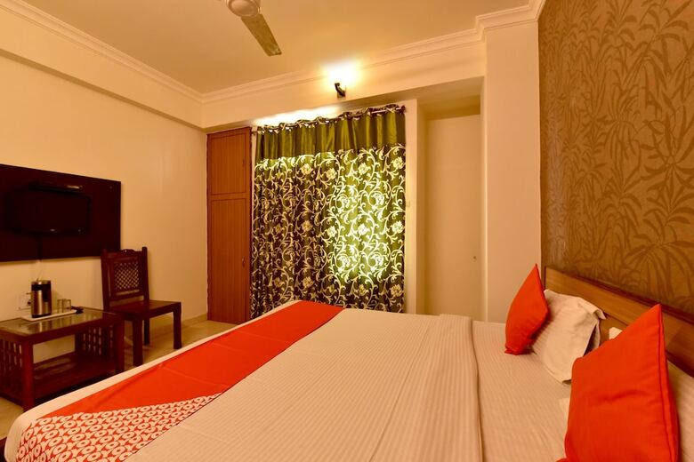Hotel Oyo 22915 C M Regency