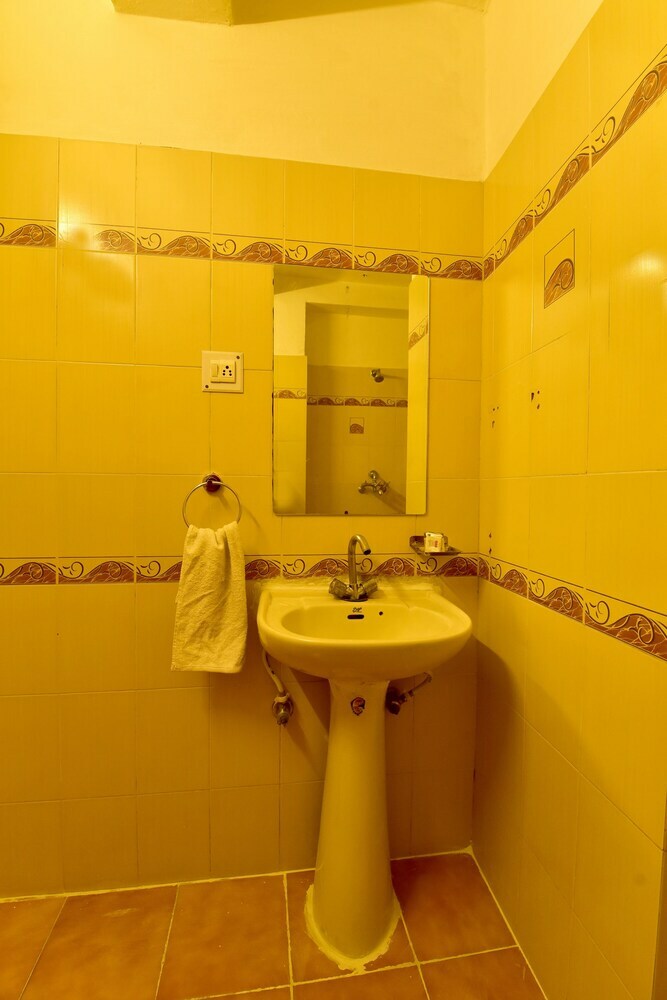 Hotel Oyo 22915 C M Regency