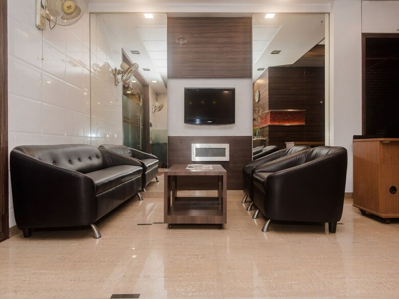 Oyo 17300 Hotel Solitaire