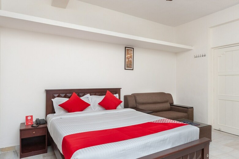 Hotel Oyo 24168 Amrita Inn