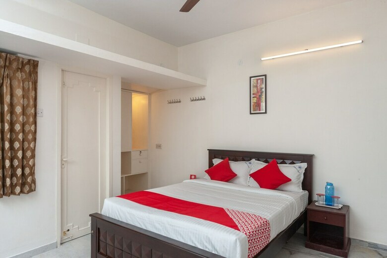 Hotel Oyo 24168 Amrita Inn