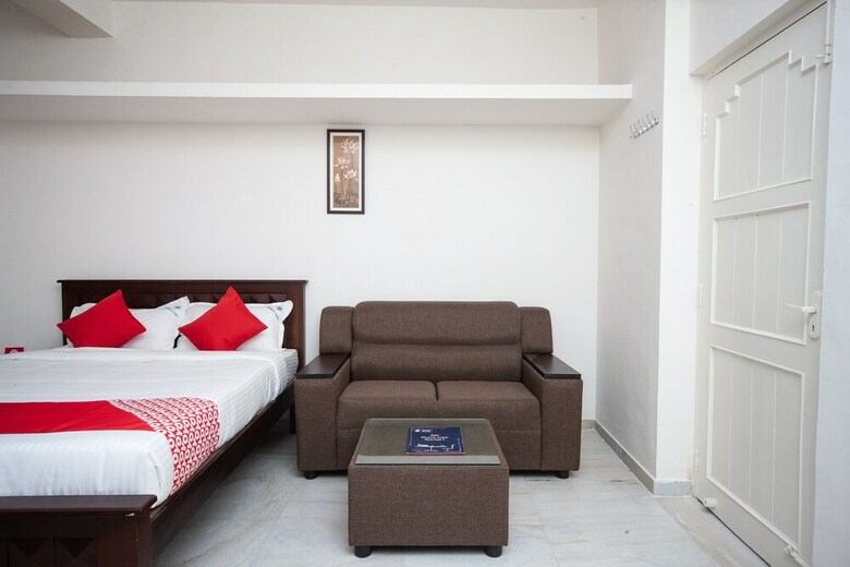 Hotel Oyo 24168 Amrita Inn