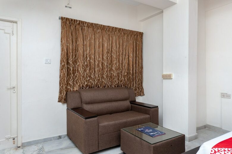 Hotel Oyo 24168 Amrita Inn