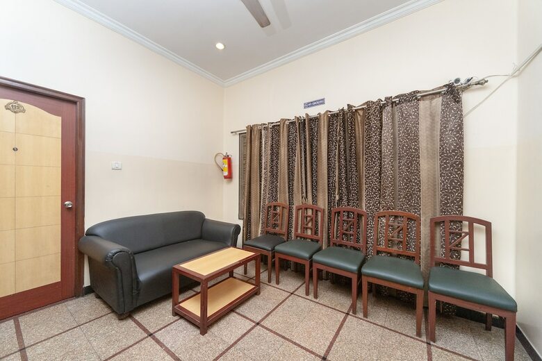 Hotel Oyo 22280 Kences Inn