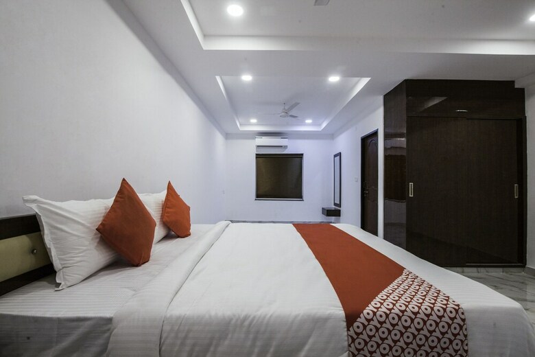 Oyo 27720 V Hotel Gachibowli
