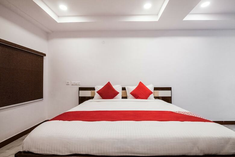Oyo 27720 V Hotel Gachibowli