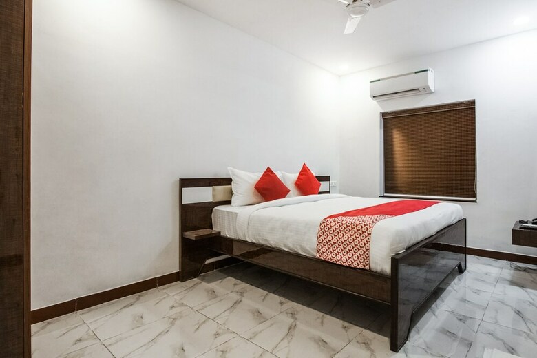 Oyo 27720 V Hotel Gachibowli