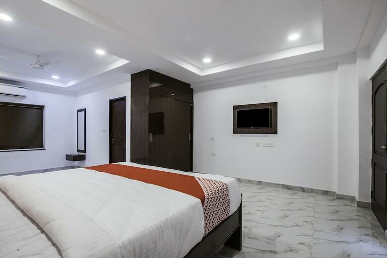 Oyo 27720 V Hotel Gachibowli
