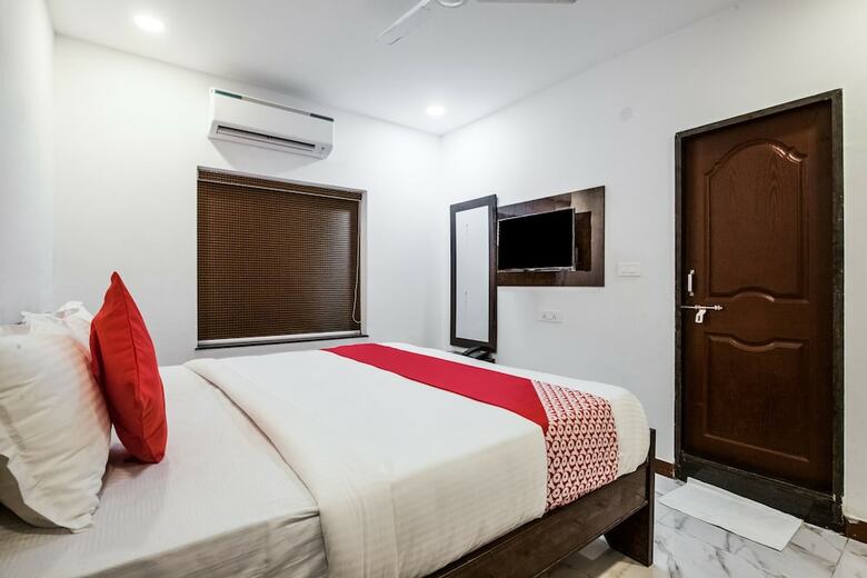 Oyo 27720 V Hotel Gachibowli
