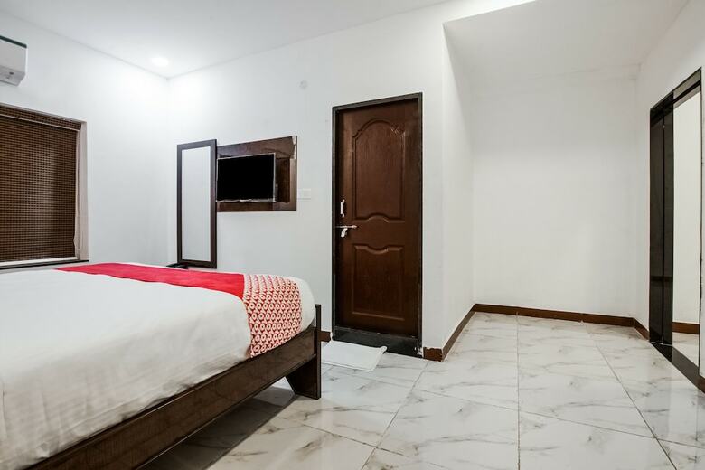 Oyo 27720 V Hotel Gachibowli