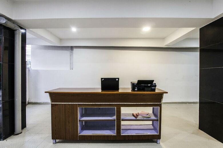 Oyo 27720 V Hotel Gachibowli