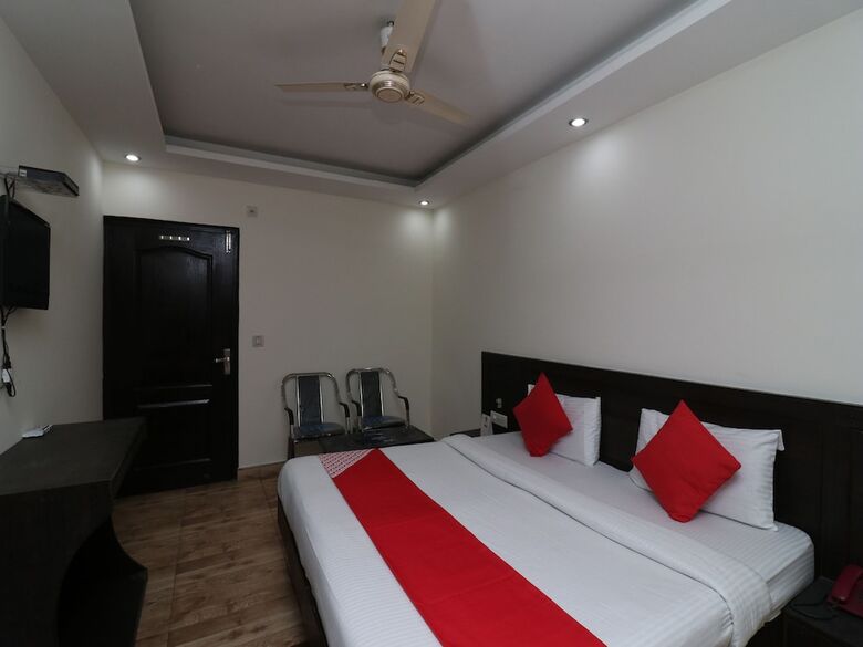Oyo 27823 Hotel Sahib