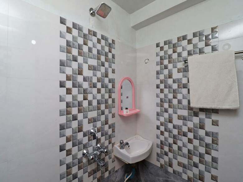 Oyo 22232 Hotel Continental & Lodge