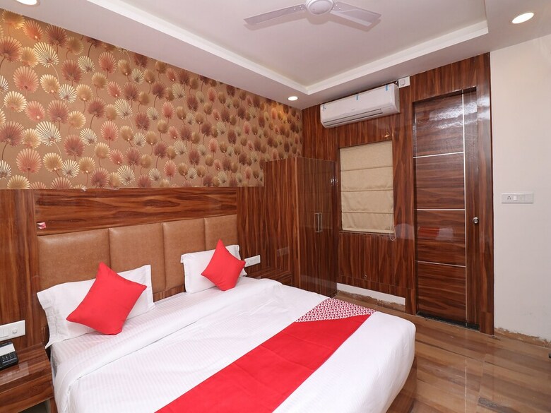 Oyo 27009 Hotel Olivia Inn