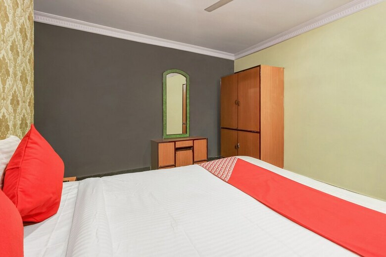 Hotel Oyo 26562 Dazzle Lodge