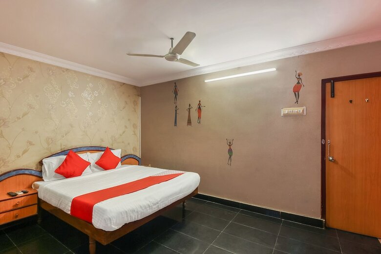 Hotel Oyo 26562 Dazzle Lodge