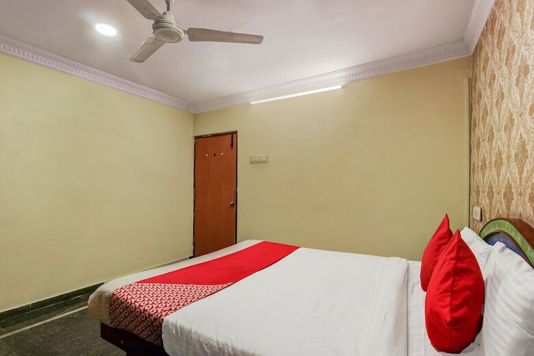Hotel Oyo 26562 Dazzle Lodge