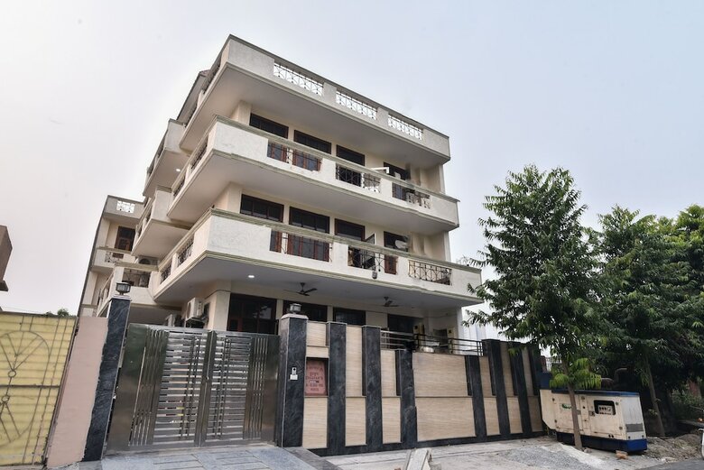Hotel Oyo 23628 Greno House