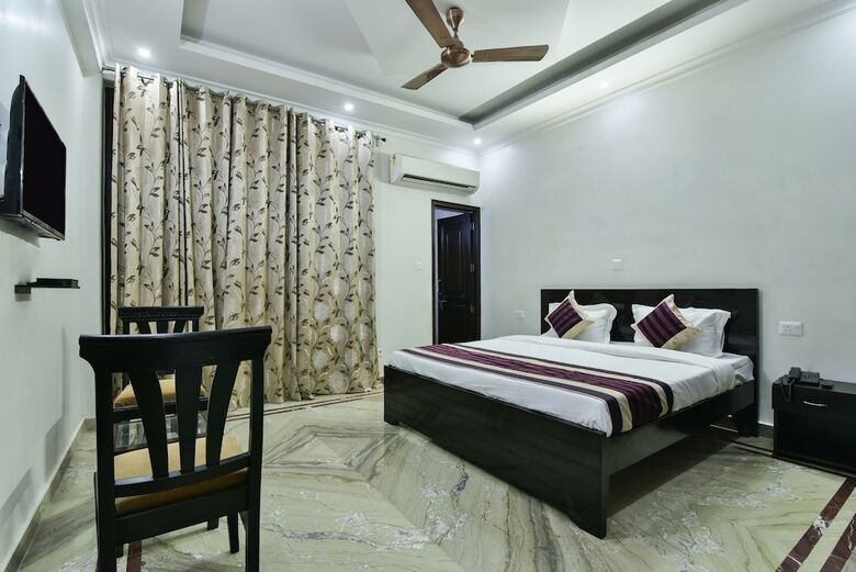 Hotel Oyo 23628 Greno House