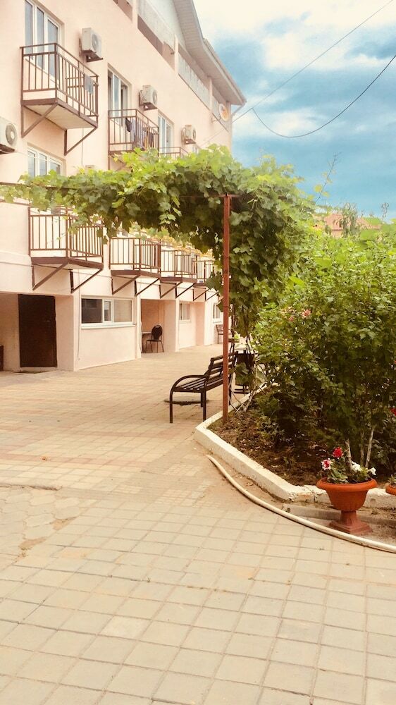 Hotel Rodnichok Guesthouse
