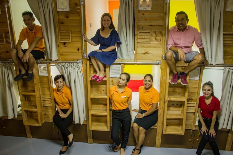 Luxs Capsule Hotel - Hostel - Adults Only