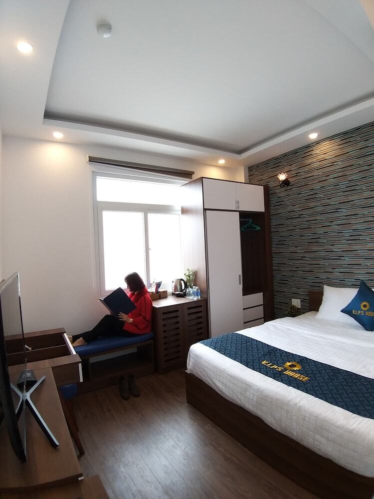 Hotel V.i.p's House  2