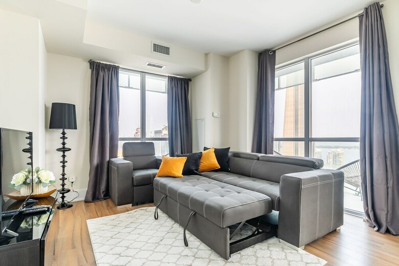 Simply Comfort. Modern Downtown Apartment