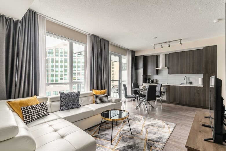 Simply Comfort. Modern Downtown Apartment