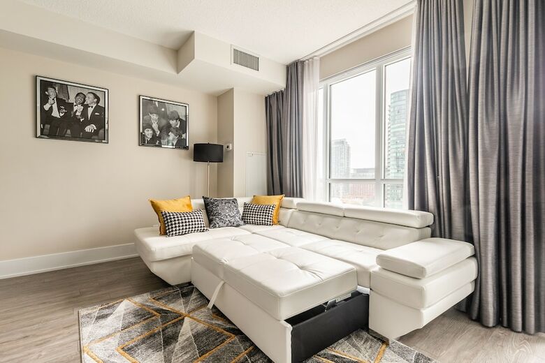 Simply Comfort. Modern Downtown Apartment