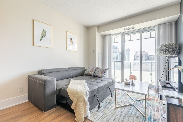 Simply Comfort. Modern Downtown Apartment