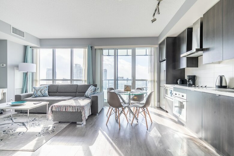 Simply Comfort. Modern Downtown Apartment