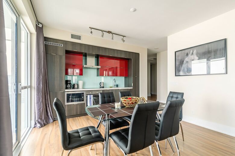 Simply Comfort. Modern Downtown Apartment