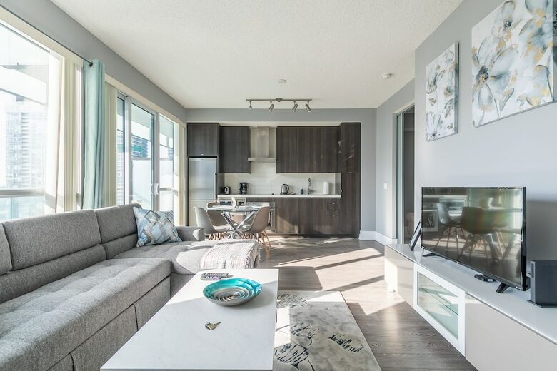 Simply Comfort. Modern Downtown Apartment