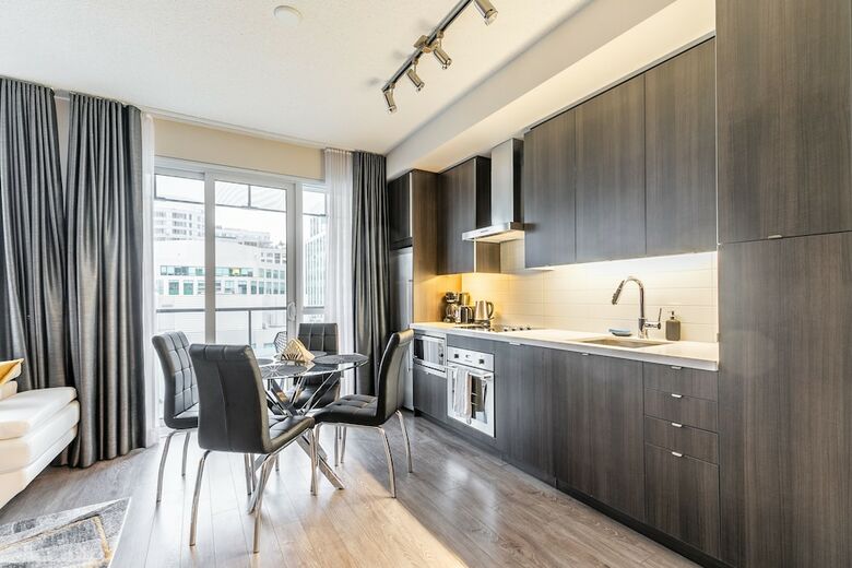 Simply Comfort. Modern Downtown Apartment