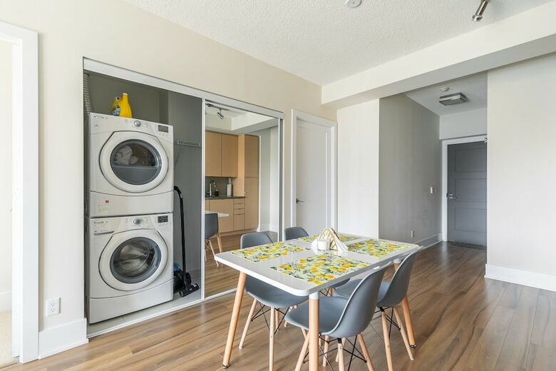 Simply Comfort. Modern Downtown Apartment