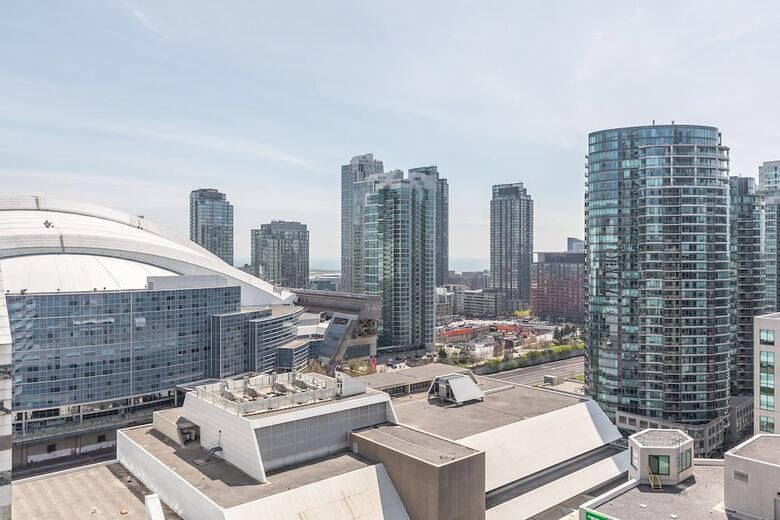 Simply Comfort. Modern Downtown Apartment