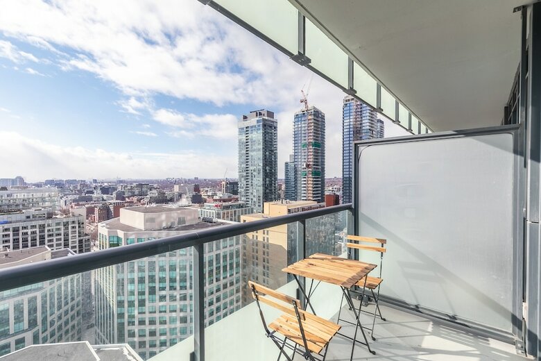 Simply Comfort. Modern Downtown Apartment