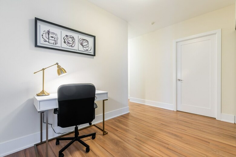 Simply Comfort. Modern Downtown Apartment