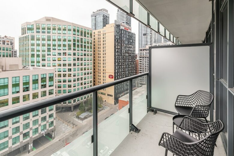 Simply Comfort. Modern Downtown Apartment