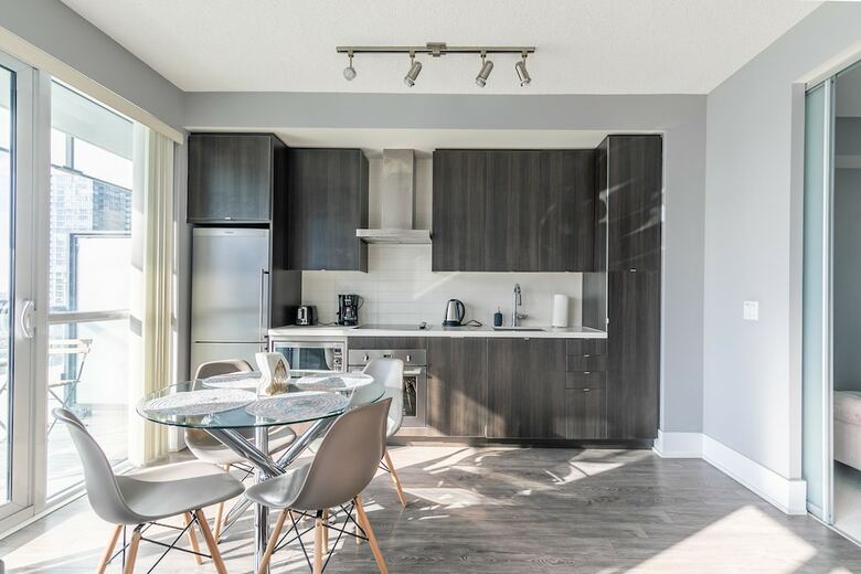 Simply Comfort. Modern Downtown Apartment