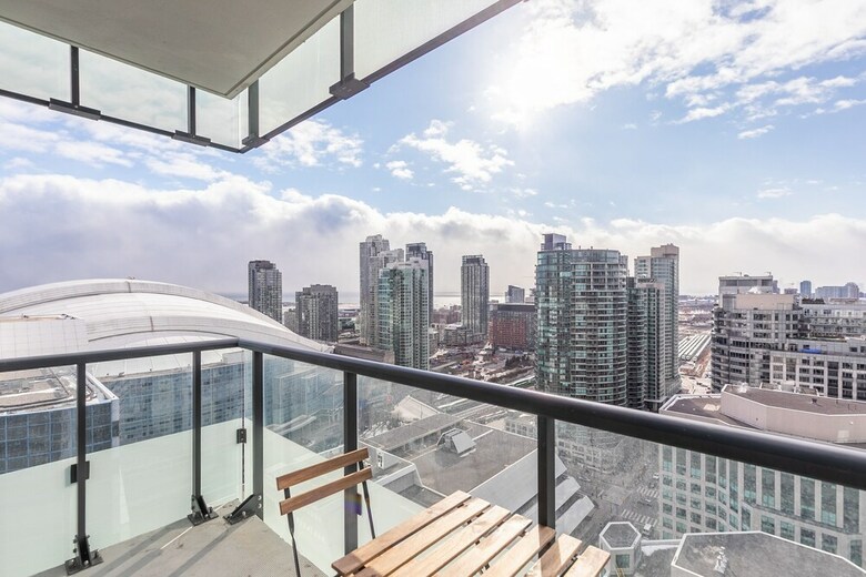 Simply Comfort. Modern Downtown Apartment