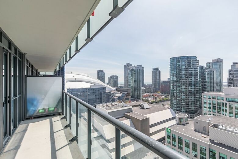 Simply Comfort. Modern Downtown Apartment