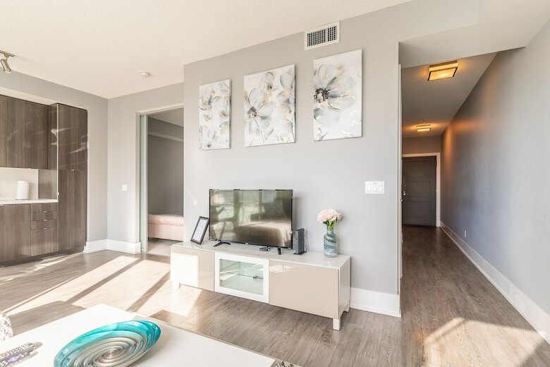 Simply Comfort. Modern Downtown Apartment